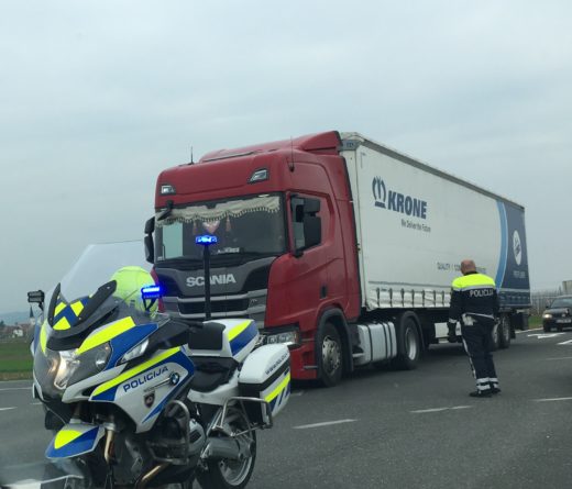 V krožišču ležal moški