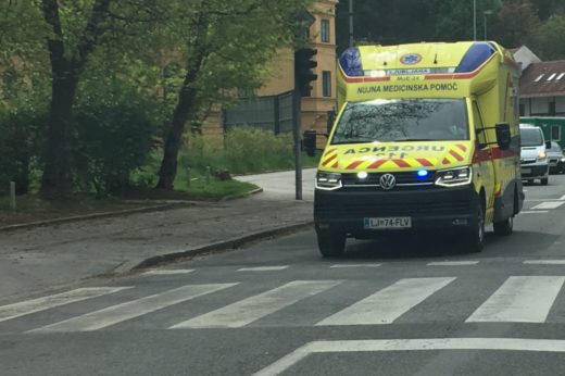 Otroku na prehodu za pešce zaprla pot