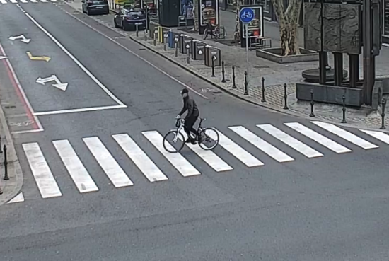 FOTO: Policija išče kolesarja atletske postave