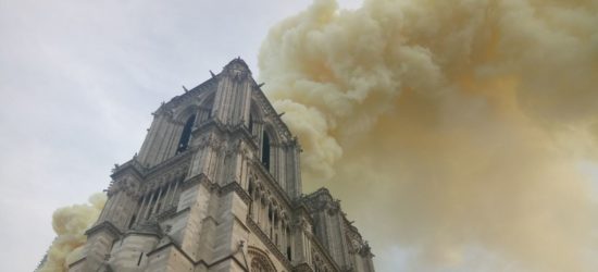 V ŽIVO: Gori znamenita katedrala Notre Dame! Videti je visoke plamene ognja in gost dim