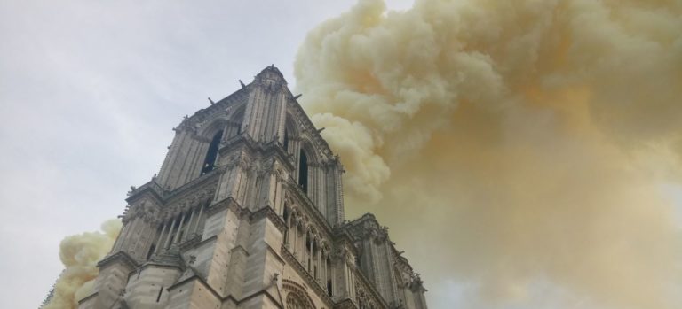 V ŽIVO: Gori znamenita katedrala Notre Dame! Videti je visoke plamene ognja in gost dim