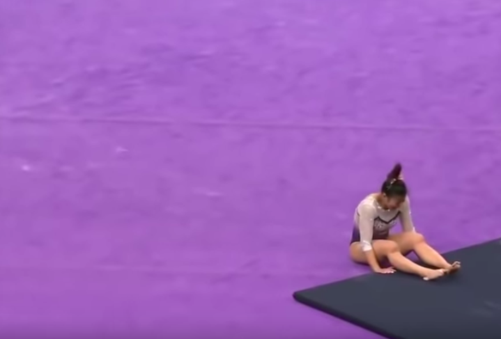 VIDEO: Ko dvorana utihne od šoka: Gimnastičarka si je zlomila obe nogi