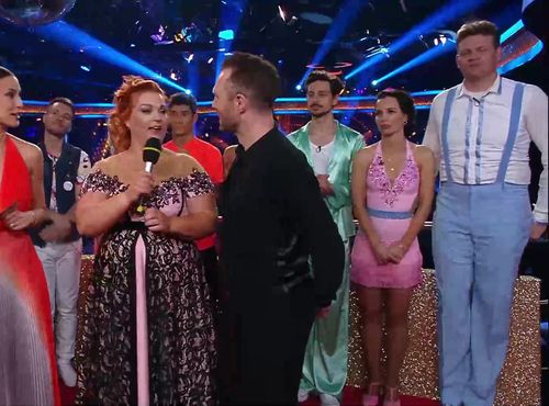 Tega v šovu Zvezde plešejo še nismo doživeli: Domov gre plesalec, ki ni plesal, gledalci kričijo »kuhinja«