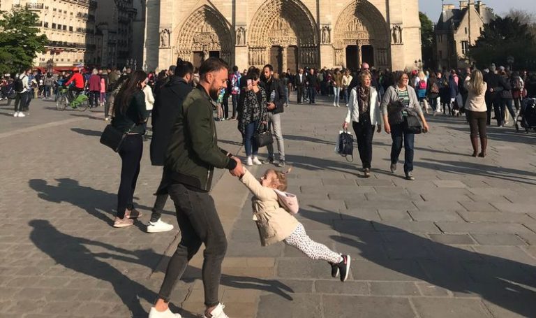 Twitter danes deli eno zadnjih fotografij Notre Dame pred požarom, da bi našli moškega na sliki