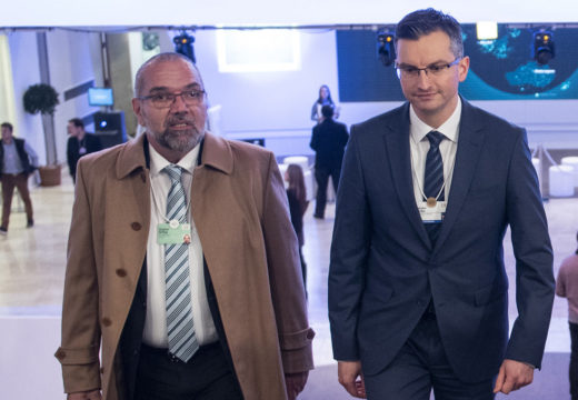 Je to najvplivnejši iz Šarčevega kroga? Vzel ga je v Davos, stal nas je 774,92 evrov na noč