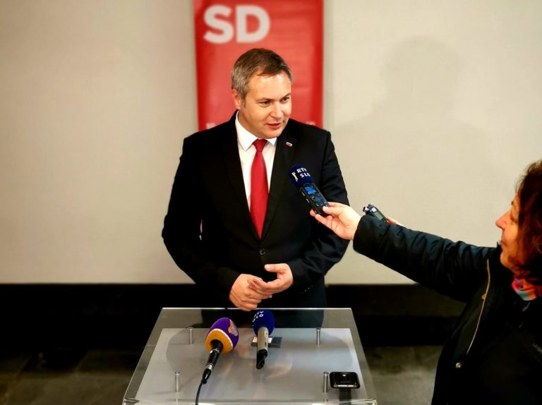 Davkoplačevalci, Židan spet troši: bo BMW, Insignia Grandsport, Mercedes-Benz ali VW Arteron R-Line?