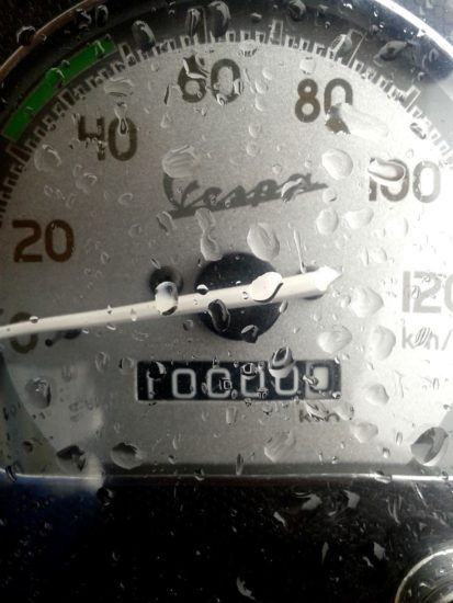 Mopedistka na spolzkem izgubila kontrolo