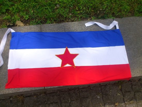 Slovenski turisti med prazniki razjezili sosede in povzročili škandal: Izobesili so zastavo SFRJ