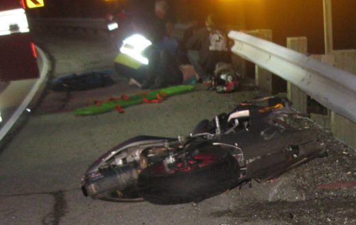 Strašna vožnja motoristov po obvoznici: Sopotnico oživljali gasilci