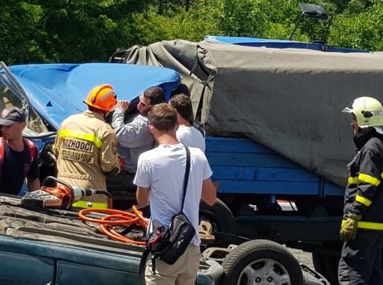 Iz vozila reševali nezavestnega voznika