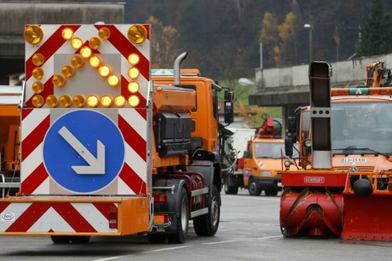 S kombijem silovito trčeščil v Darsovo vozilo, nastradal 34-letnik