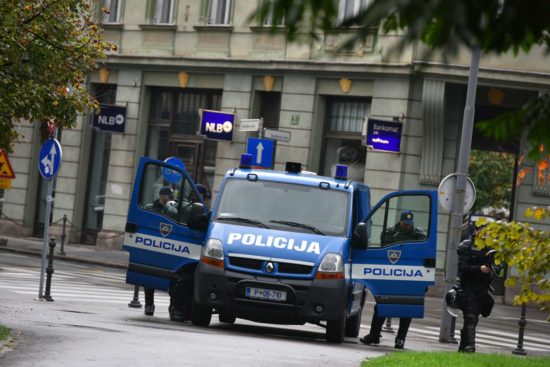Grožnje podkrepil z nožem, potem se je umaknil v eno izmed bližnjih stanovanj