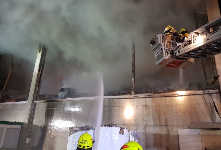 FOTO: Se obeta ekološka katastrofa!? Z novim obsežnim požarom se bori devet gasilskih enot