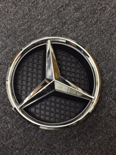 Agonija v mercedesu: Sredi tunela obrnil nazaj proti bolnici, ko se je zagozdil, so ga reševali policisti