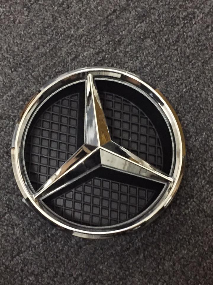 Agonija v mercedesu: Sredi tunela obrnil nazaj proti bolnici, ko se je zagozdil, so ga reševali policisti