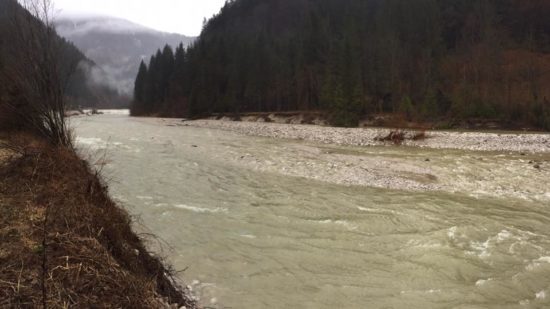 Huda nesreča zaprla cesto: tovorno vozilo obviselo nad Savinjo