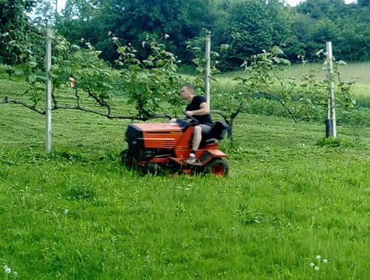 Z vrtnim traktorjem v kozolec, rešiti so ga morali gasilci
