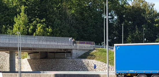 Grozljiv skok z nadvoza na avtocesto: Za las zgrešil, da ni bilo žrtev še več