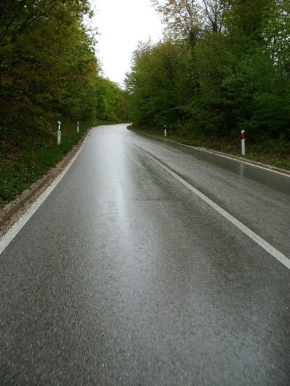 19-letnik na mokrem cestišču ni zvozil