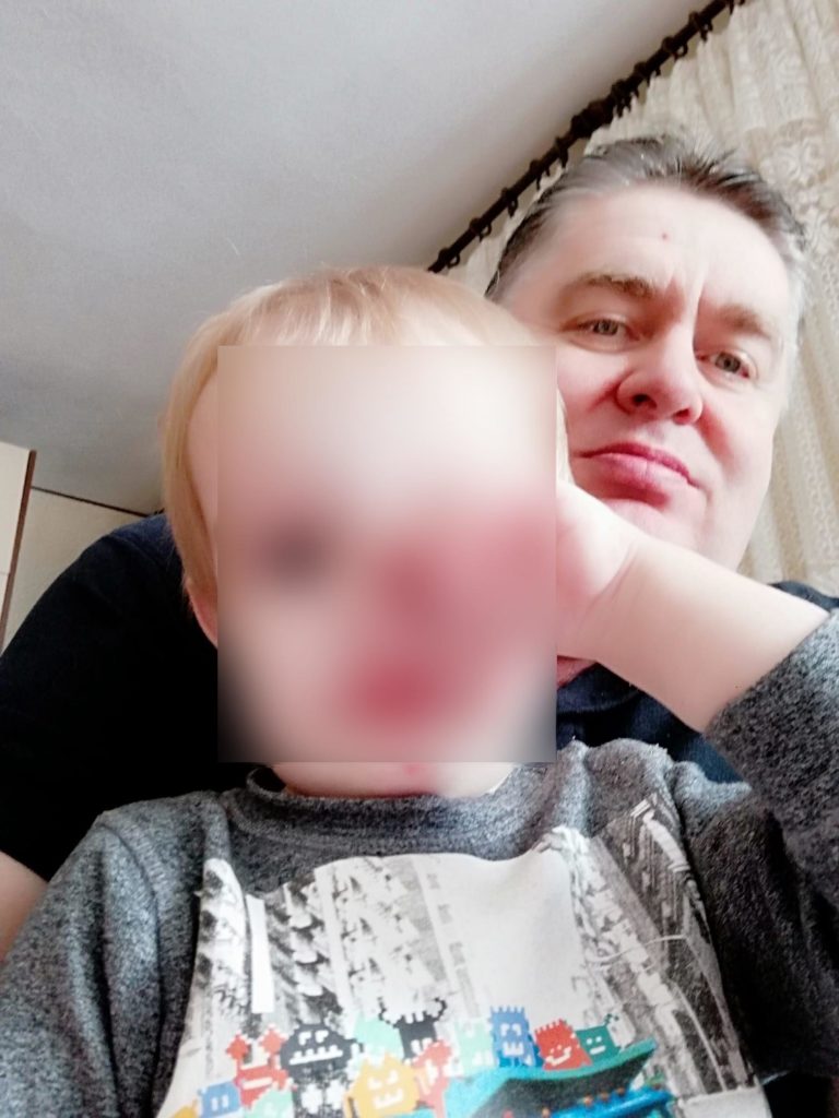 Nasilni oče čez balkon vrgel štiri otroke! Kar so ugotovili sedaj zdravniki, vas bo šokiralo