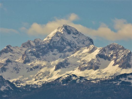 Hladna fronta se počasi pomika proti Alpam, za praznik padavine