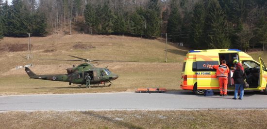 Huda nesreča na regionalki, odpeljali dva ponesrečena, enega s helikopterjem