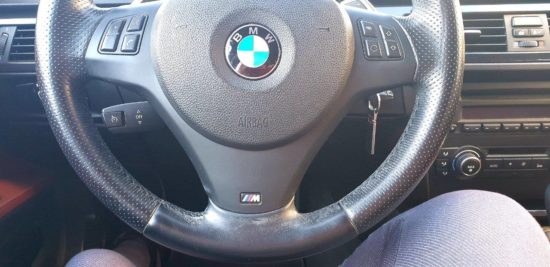 Ko so sredi ceste pogledali v BMW, so imeli kaj videti