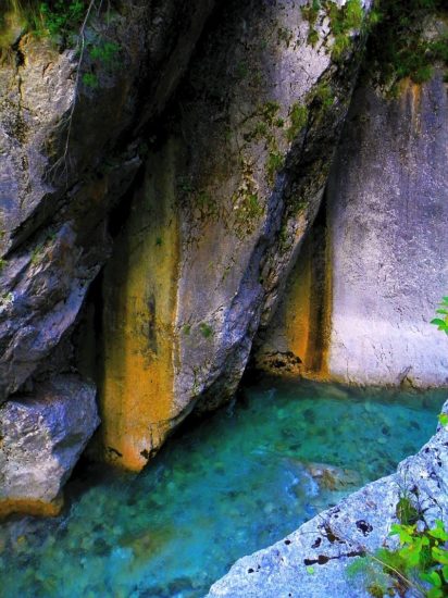 Spustil se je v korita, vrnil se ni, a iskalno akcijo so zaključili