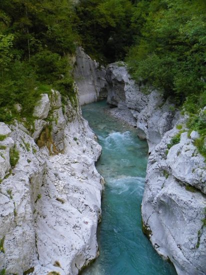 V turistični biser mu je padel telefon, poteka velika iskalna akcija, izginil je tudi 23-letnik