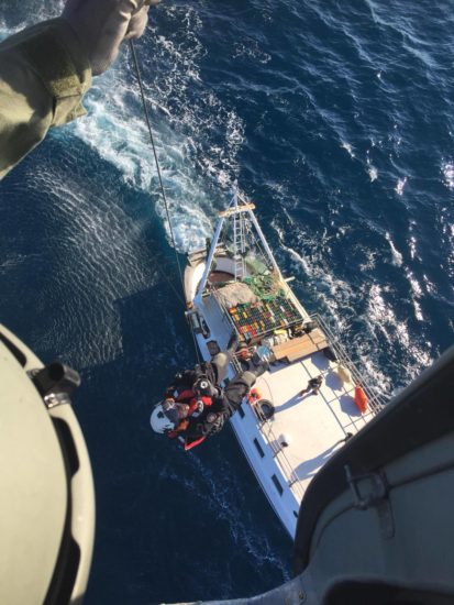 FOTO: Požrtvovalni reševalci iz helikopterja na odprtem morju reševali ribiča, ki ga je izdalo srce