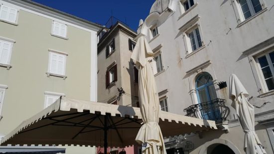 FOTO: V lokalu, kjer urejeno stranišče dodatno zaračunajo, o sebi: “To je elitni lokal”