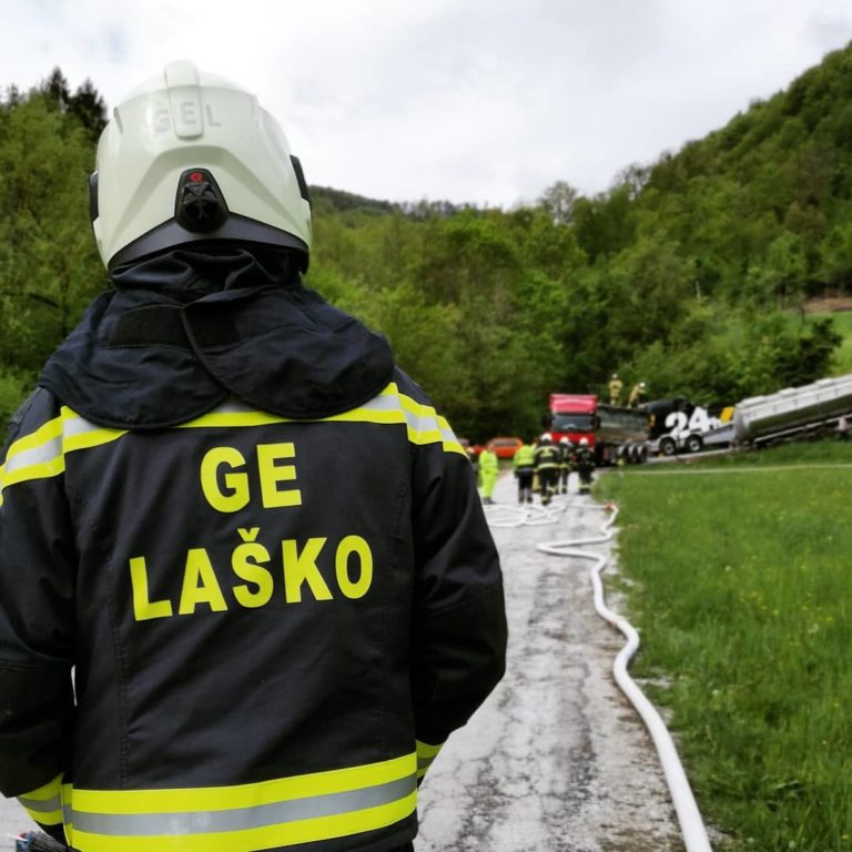 FOTO: Gasilci preprečili ekološko katastrofo: Vlačilec s fosforno kislino zapeljal s ceste in se začel pogrezati na vodovarstvenem območju