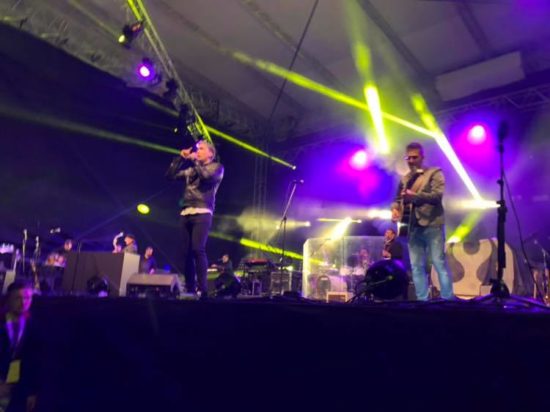 Na odru Vlado Kreslin in Jan Plestenjak, pod njim pa policija, ki je 49 gledalcem pobirala prepovedane droge