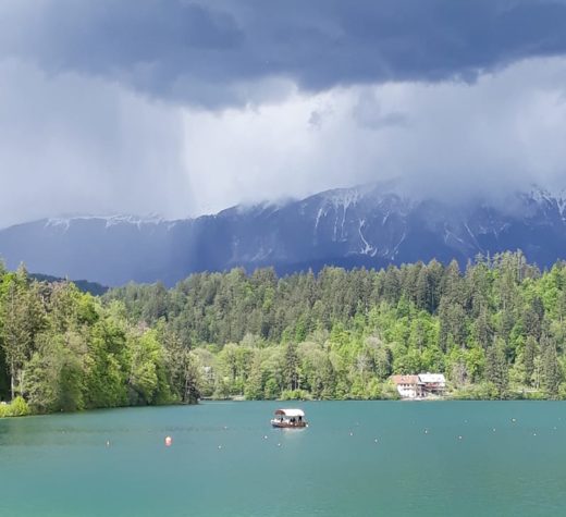 Kje bo danes in jutri občasno deževalo in kje Arso za sredo napoveduje krajevne plohe