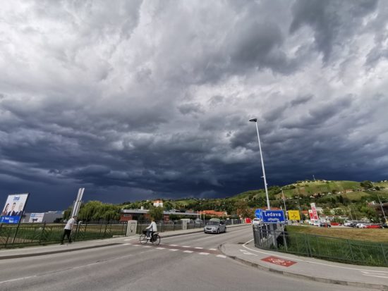 Pet regij obravali v rdeče, verjetnost trenutnega pojavljanja toče v polovici države velika