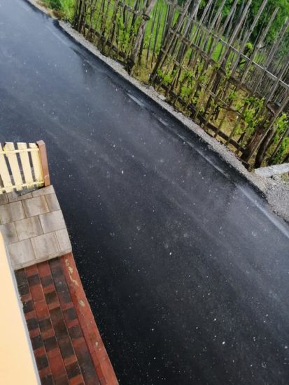 Popoldne se je nad deli Slovenije odprlo nebo: strela udarila v hišo, padala tudi toča