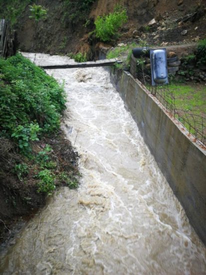 Šestletni A. I. skočil v reko, mama za njim, našli samo kolo