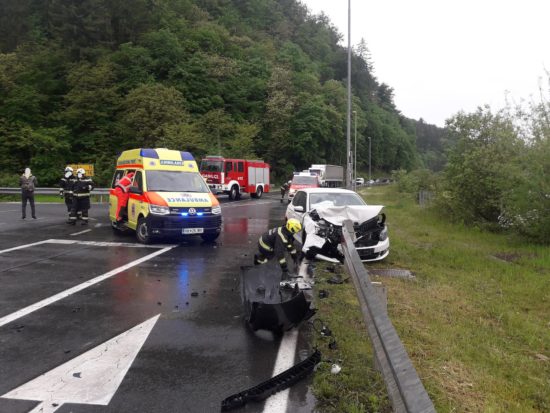 FOTO: To so prizori hude nesreče v naselju Arto, dve osebi odpeljali