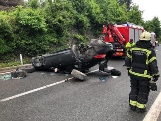 FOTO: Tako se je na slovenski avtocesti “razletel” jaguar, nastale kilometrske kolone