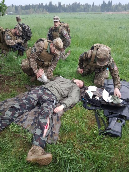 FOTO: Raztrgane uniforme, kri in reševanje – takšni posnetki prihajajo iz Slovenske vojske