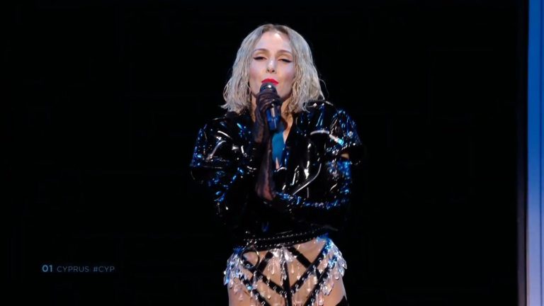 VIDEO: Nastop, ki bo sprožal polemike: v evrovizijski finale prišla le zaradi kazanja muce?