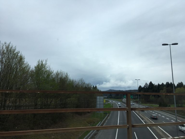 Oseba skočila z nadvoza na avtocesto, policija prosi: če je le možno, uporabite regionalno cesto