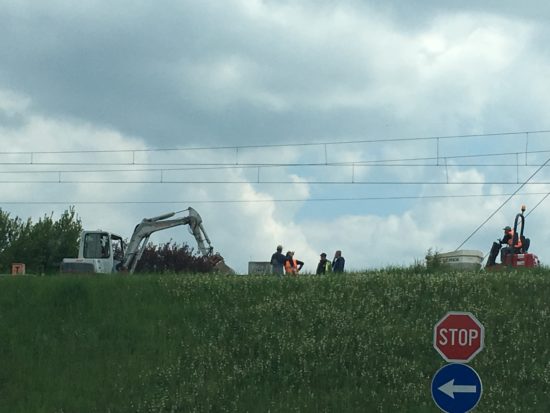 26-letnika izpod prevrnjenega stroja vlekli sodelavci