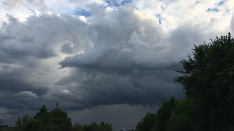 Ponoči se bo postopno pooblačilo, proti jutru bo v južni in osrednji Sloveniji pričelo deževati
