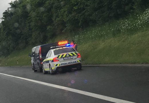 Voznik BMW na avtocesti pritisnil na plin in pozabil na pravila: zanj se ni dobro končalo