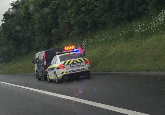 Voznik BMW na avtocesti pritisnil na plin in pozabil na pravila: zanj se ni dobro končalo