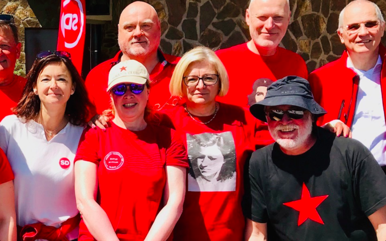 FOTO: (Ne)odvisna sodnika na žurki SD: Matjaž v strankarskih barvah z baretko kot Che in Slavko s totalitarnim simbolom na prsih