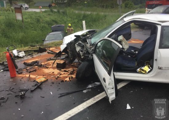 FOTO: To so posledice hude nesreče! Dve vozili obstali na cestišču, tretje v obcestnem jarku
