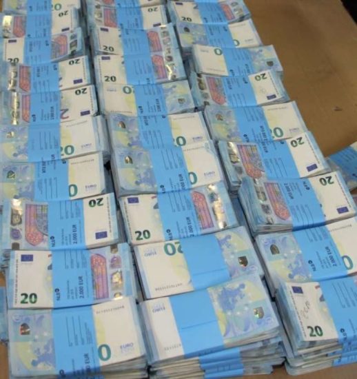 Je morda vaših 1,8 milijona evrov bankovcev? Voznik in sopotnik nista znala pojasniti izvora