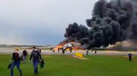 VIDEO: Grozljivo popoldne za potnike gorečega letala v Moskvi: Tako so tekli za življenja, a trinajst je izgubljenih